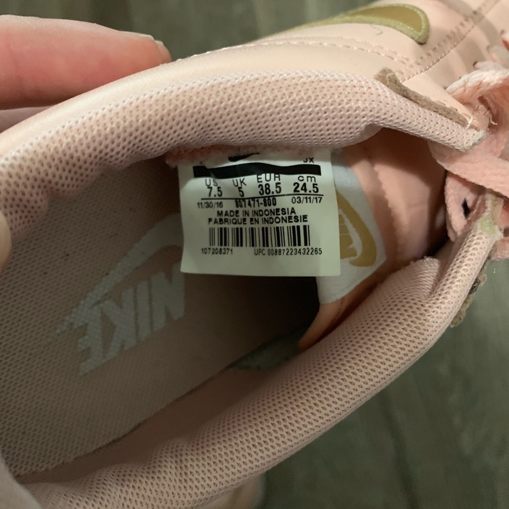 Nike Cortez - Picture 2 of 3